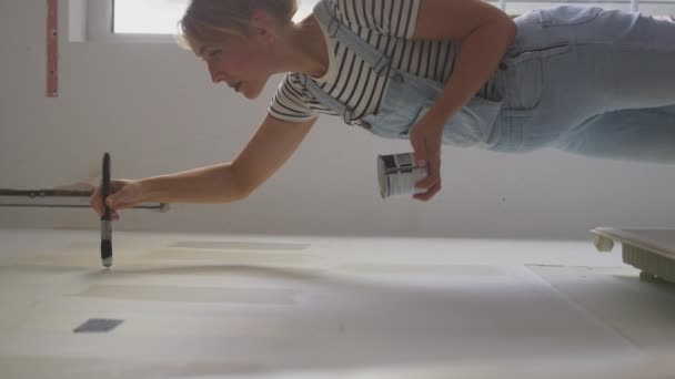 Жінка Ремонтує Кімнату Будинку Тестувальник Малювання Кольорові Смуги Стіні Знімок — стокове відео