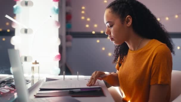 Teenage Dívka Doma Ložnici Studuje Line Notebookem Dělat Poznámky Složce — Stock video