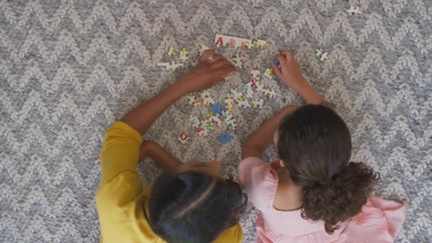 Overhead Shot Mother Daughter Lying Floor Lounge Home Doing Jigsaw — Stock Video
