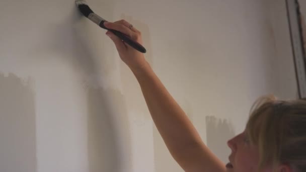 Närbild Kvinna Renovering Rum Huset Målning Testare Måla Färgband Väggen — Stockvideo