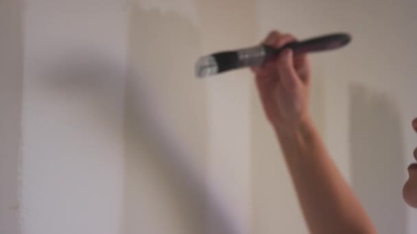 Κοντινό Πλάνο Της Γυναίκας Δωμάτιο Ανακαίνισης Στο Σπίτι Ζωγραφική Tester — Αρχείο Βίντεο