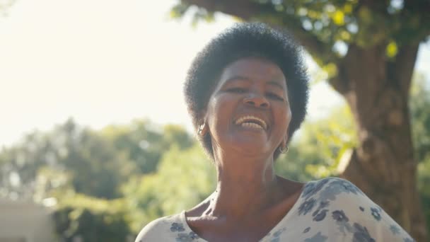 笑着的老年妇女的头像和肩像 她在户外享受着家庭花园或乡村的自然 动作缓慢 — 图库视频影像