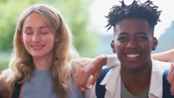 Kamera Dışarıdaki Duvarda Oturan Yavaş Çekimde Kameraya Gülümseyen Lise Öğrencilerinin — Stok video
