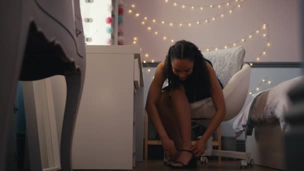 Adolescente Maison Dans Chambre Coucher Vérifiant Réflexion Dans Miroir Préparer — Video