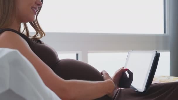 Hamile Bir Kadının Evde Yatarken Karnına Dokunurken Yeşil Ekranda Dijital — Stok video