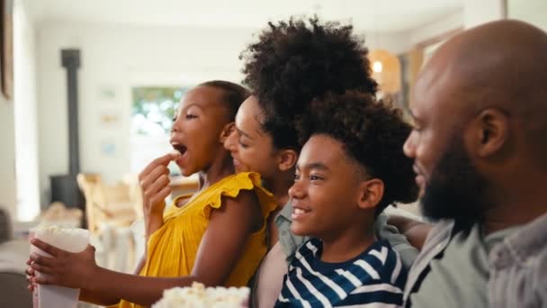 Família Casa Sentada Sofá Juntos Streaming Show Filme Para Comer — Vídeo de Stock