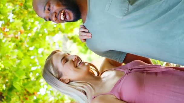 庭や田舎の外で幸せで愛する多人種間のシニアカップルの垂直ビデオ肖像画 スローモーションで撮影 — ストック動画