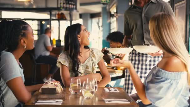 레스토랑에서 만나는 다문화 친구의 슬로우 모션에서 웨이터에 식사를 제공되는 — 비디오