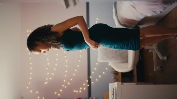 Genç Kızın Yatak Odasında Dikey Videosu Aynadaki Yansımasını Kontrol Ediyor — Stok video