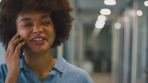 Lächelnde Junge Geschäftsfrau Steht Modernem Büro Und Telefoniert Aufgenommen Zeitlupe — Stockvideo