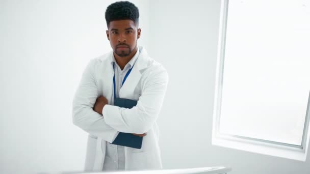 男医生身穿白色外套 表情严肃 手持数码平板电脑站在医院楼梯上的画像 慢镜头拍摄 — 图库视频影像
