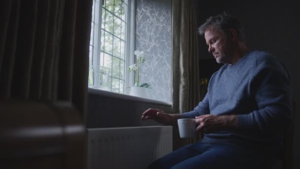 Δυστυχισμένος Ώριμος Άντρας Στο Σπίτι Κάθεται Δίπλα Στο Ψυγείο Ζεστό — Αρχείο Βίντεο
