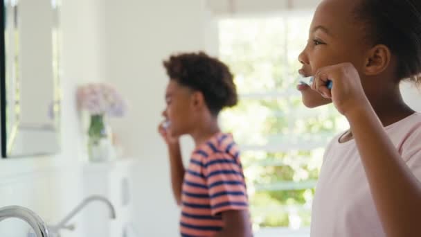 兄妹们在家里用手动牙刷刷牙 把焦点从前面拉到后面 动作缓慢 — 图库视频影像