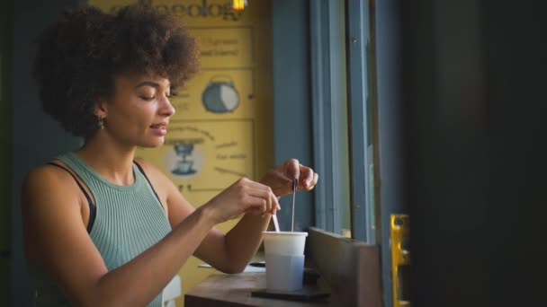 Uśmiechnięta Kobieta Siedząca Oknie Kawiarni Wyjmująca Herbatę Filiżanki Herbaty Nakręcona — Wideo stockowe