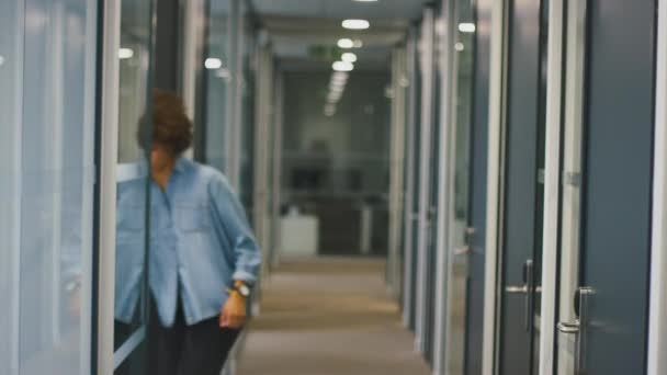 エキサイティングな若い女性がオフィスから出て 廊下を歩いて祝う スローモーションで撮影 — ストック動画