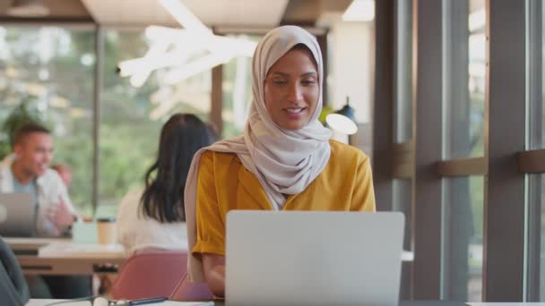 Reife Geschäftsfrau Mit Kopftuch Laptop Schreibtisch Modernen Büro Hält Inne — Stockvideo