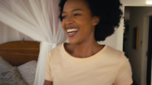 Nahaufnahme Eines Aufgeregten Ehepaares Heimischen Schlafzimmer Das Ein Positives Ergebnis — Stockvideo