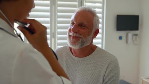 Enfermera Vistiendo Uniforme Escuchando Pecho Paciente Mayor Sexo Masculino Habitación — Vídeos de Stock
