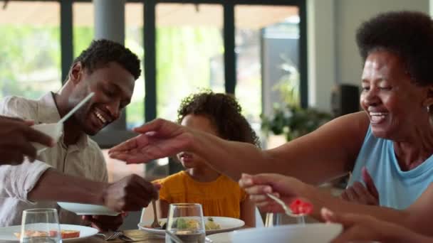 Mehrgenerationenfamilie Sitzt Hause Tisch Und Serviert Essen Zum Essen Aufgenommen — Stockvideo