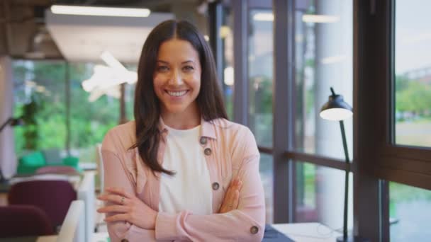 Portrét Usměvavé Podnikatelky Která Dává Pauzu Stolu Moderní Kanceláři Otevřeného — Stock video