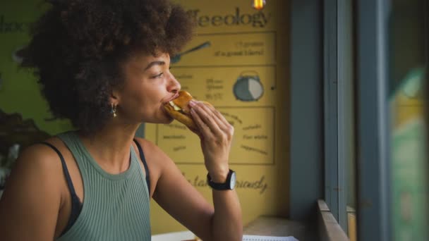 Жінка Сидить Вікні Кав Ярні Їсть Бутерброд Обіду Знімок Повільному — стокове відео