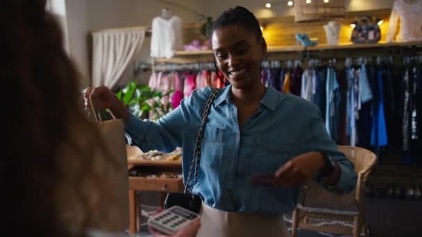 Жінка Клієнт Модному Магазині Платить Одяг Безконтактними Картками Знімається Повільному — стокове відео
