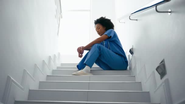 疲惫紧张的女护士穿着毛刷坐在医院楼梯上 动作缓慢 — 图库视频影像