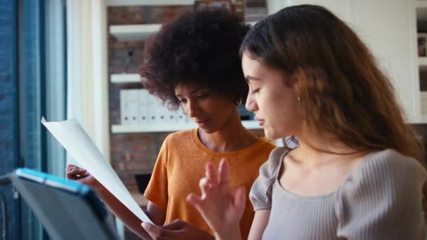 Két Fiatal Üzletasszony Ablakról Ablakra Találkozik Modern Irodában Digitális Táblagépet — Stock videók