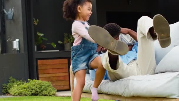 Vnoučata Překvapující Dědeček Odpočívá Sedadle Zahradě Doma Zastřelen Zpomaleném Filmu — Stock video