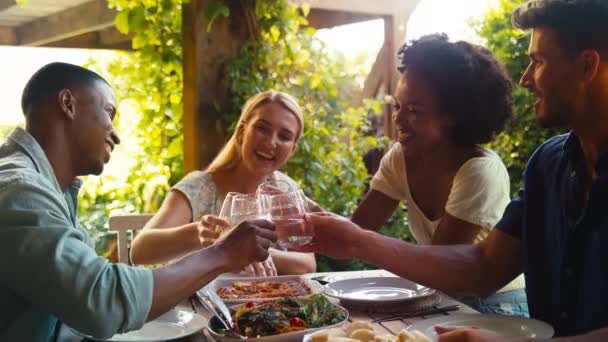 Sonriente Grupo Amigos Multiculturales Aire Libre Vacaciones Casa Bebiendo Agua — Vídeos de Stock