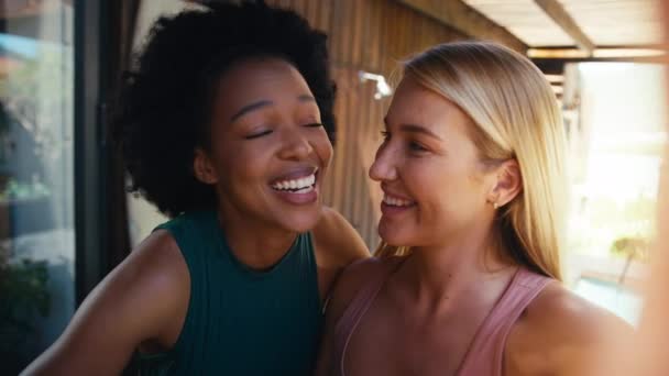 Glimlachende Vrouwelijke Vrienden Vakantie Buiten Samen Poseren Voor Selfie Mobiele — Stockvideo