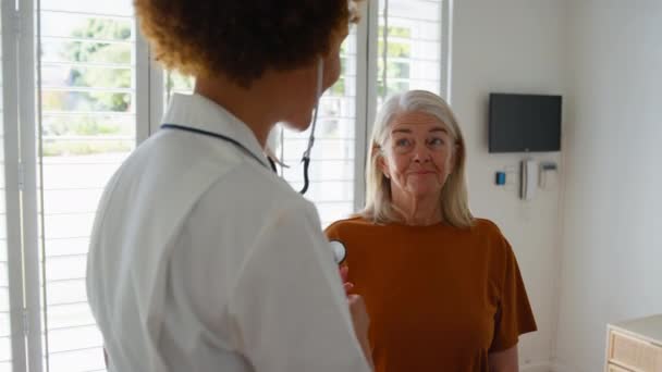 Krankenschwester Uniform Hört Seniorin Privatem Krankenhauszimmer Auf Brust Schuss Zeitlupe — Stockvideo