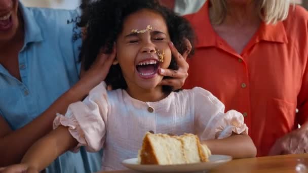 マルチ世代の家族が自宅で誕生日を祝うようにケーキで混乱を作る孫娘 スローモーションで撮影 — ストック動画