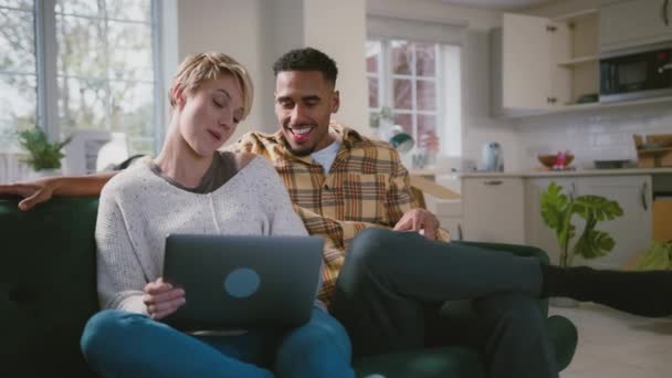 Mladý Pár Doma Relaxuje Pohovce Obývacím Pokoji Teplým Pitím Notebookem — Stock video