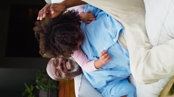 Pionowe Wideo Wnuków Zaskakujące Dziadka Odpoczywającego Siedzeniu Ogrodzie Domu Kręcone — Wideo stockowe