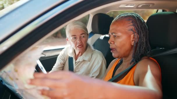 Widok Przez Okno Pasażera Dwóch Starszych Przyjaciółek Podróży Samochodem Razem — Wideo stockowe