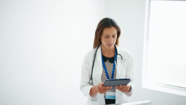 Portré Női Orvos Visel Fehér Kabát Sétál Fókuszba Nézi Beteg — Stock videók