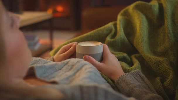 Aproape Femeia Culcată Canapea Pătură Acasă Privind Focul Confortabil Băutură — Videoclip de stoc