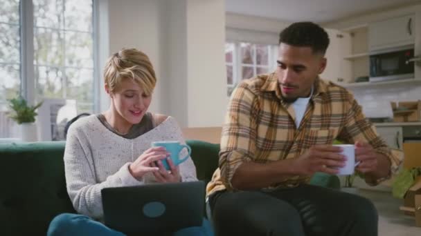 Mladý Pár Doma Relaxuje Pohovce Obývacím Pokoji Teplým Pitím Notebookem — Stock video