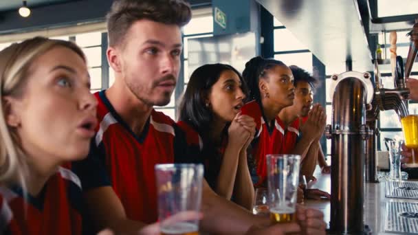 体育酒吧里的一群令人失望的多文化朋友一起在电视上看球赛输了 慢镜头 — 图库视频影像