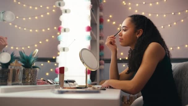 Genç Kız Yatak Odasında Aynada Makyaj Yapıyor Balo Gece Için — Stok video