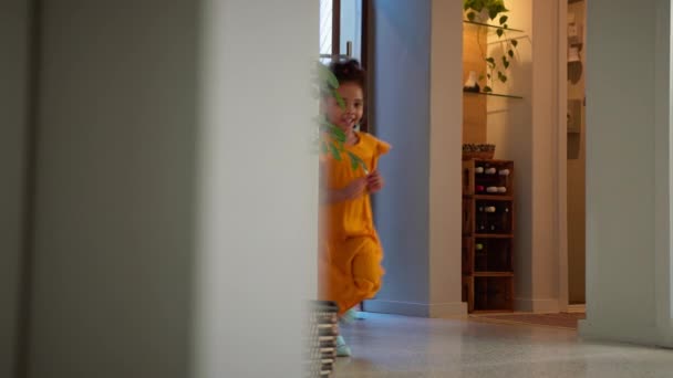 Сімейне Відкриття Вхідних Дверей Повертаються Додому Після Поїздки Знімок Повільному — стокове відео