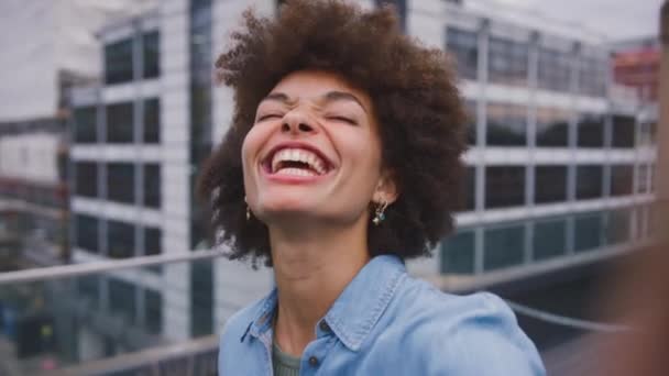 Портрет Усміхненої Молодої Бізнес Леді Яка Позує Себе Сміється Межами — стокове відео