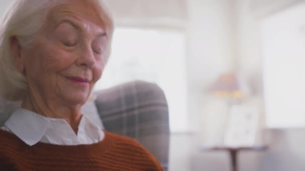 Starší Žena Sedí Křesle Přenosného Chladiče Doma Teplým Nápojem Střílí — Stock video