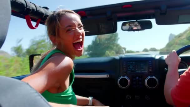 Ομάδα Των Γυναικών Φίλους Ανοιχτό Αυτοκίνητο Κορυφή Γέλιο Στο Οδικό — Αρχείο Βίντεο