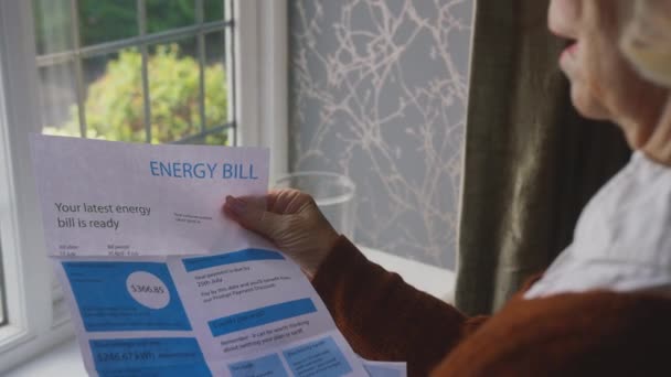 Idősebb Áll Ablakban Otthon Nyitó Amerikai Energiaszámla Költségek Megélhetési Válság — Stock videók