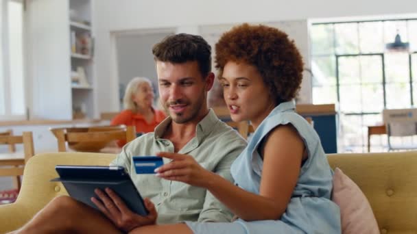 Couple Maison Avec Carte Crédit Tablette Numérique Effectuant Achat Majeur — Video