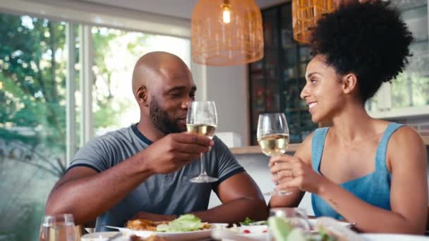 夫妻二人围坐在桌旁 一边吃饭 一边喝酒 慢吞吞地欢呼 — 图库视频影像