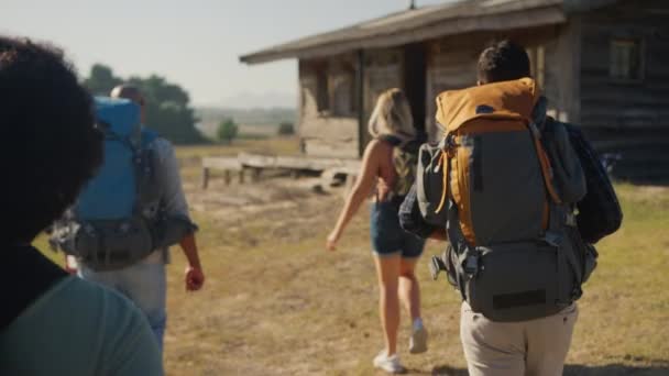 Вид Сзади Группу Друзей Рюкзаками Прогуливающихся Вместе Сельской Местности Снимок — стоковое видео