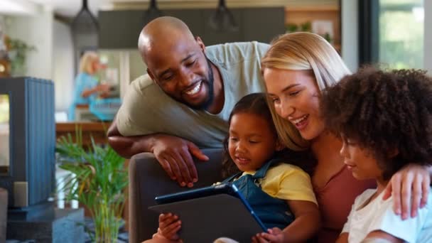 Família Casa Puxando Rostos Engraçados Usando Tablet Digital Para Tirar — Vídeo de Stock